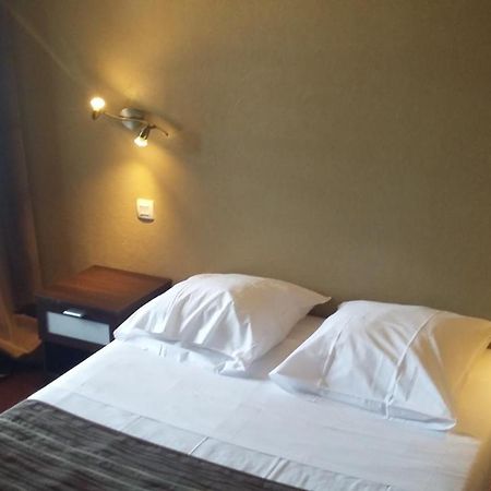 L' R Du Port Hotel Courseulles-sur-Mer Esterno foto